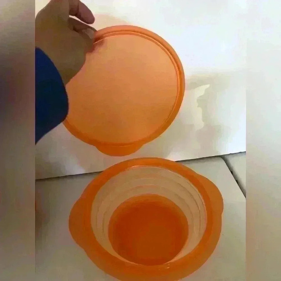 VTG TUPPERWARE ORANGE 4 CUP FLAT OUT COLLAPSIBLE BOWL WITH LID - Picture 3 of 3